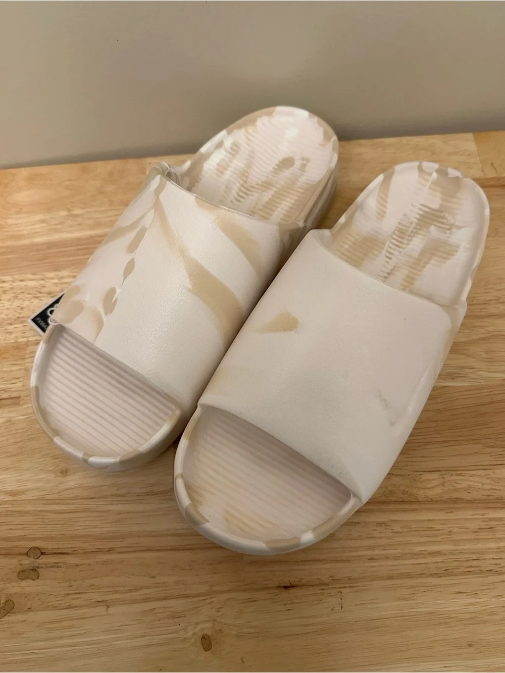Nike Calm Slide SE in Cream and Tan Marbled Print